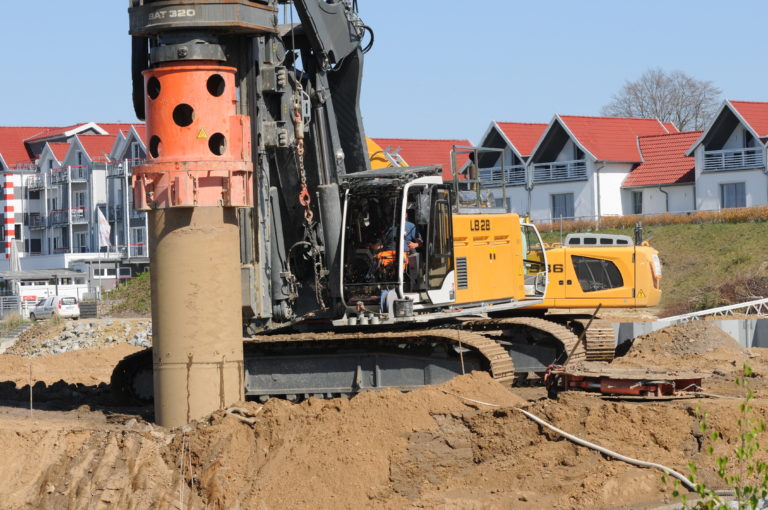 Bohrgeraet Ankunft Uferbaustelle Marina UST 0058