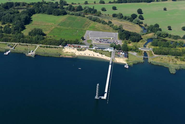 LMBV Goitzscheseee mit Blick auf Pegelturm und Auslauf