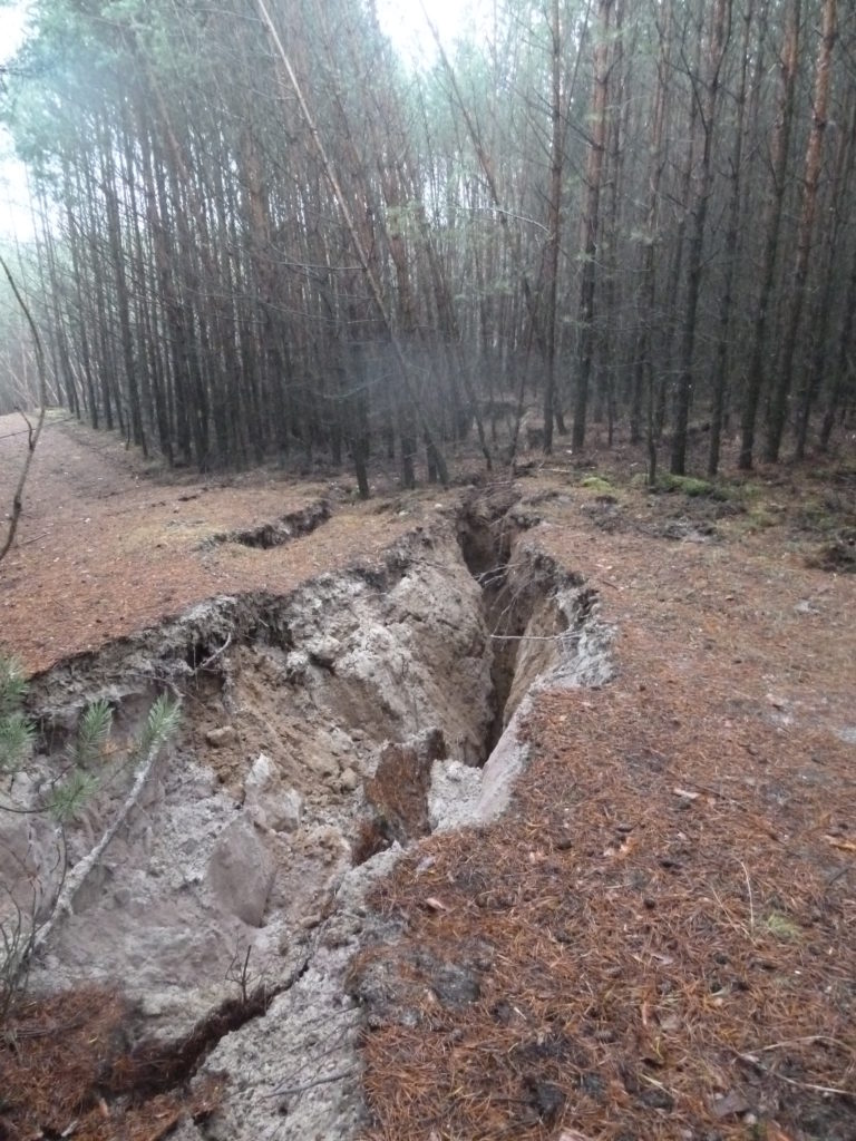 Abrisskanten suedlich des Asphaltweges