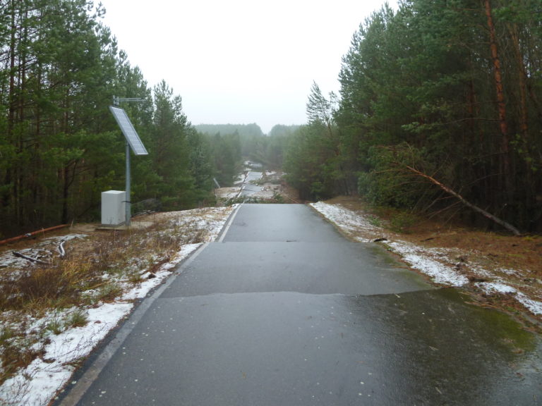 Zerstoerter Asphaltweg 2017