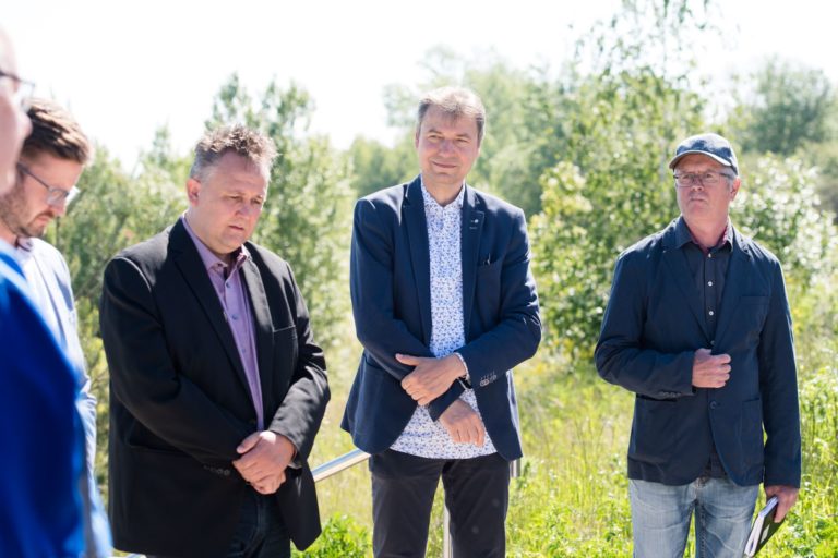 1. Station Schladitzer See. Im Bild der Rackwitzer Bürgermeister Steffen Schwalbe, der Schkeuditzer Oberbürgermeister Rayk Bergner, Landrat Kai Emanuel und Christoph Zwiener als Kulturverantwortlicher des Strandvereins Hayna