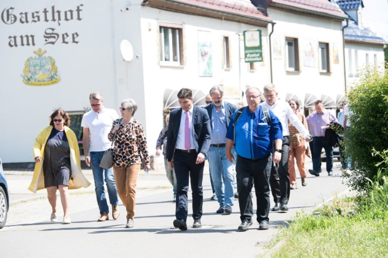 die Delegation auf dem Web zum Aussichtspunkt Störmthal, vorbei am Gasthof am See