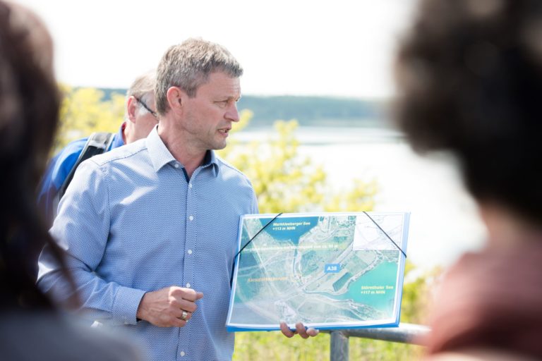 Thomas Rösler, LMBV-Leiter Projektmanagement Westsachsen-Thüringen, erläuterte die Gefahrenabwehrmaßnahmen am Störmthaler Kanal