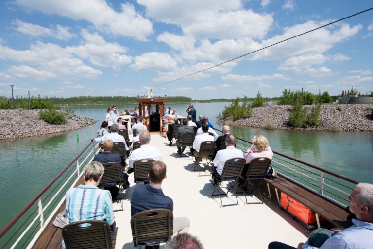 Teilnehmer der Informationsfahrt auf der MS Santa Barbara zur Rundfahrt auf dem Zwenkauer See