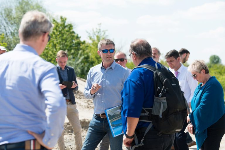 Thomas Rösler und Prof. Dr. Berkner erläutern die aktuellen Arbeiten zur Bodenverdichtung