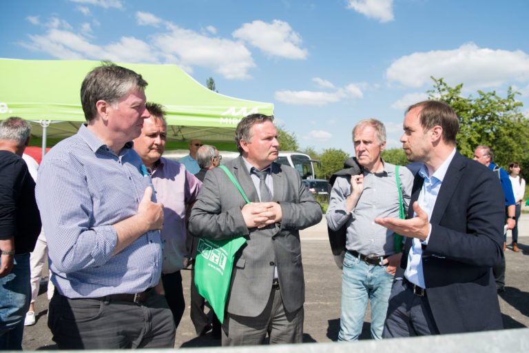 Teilnehmer im Gespräch am Aussichtspunkt Tagebau Vereinigtes Schleenhain