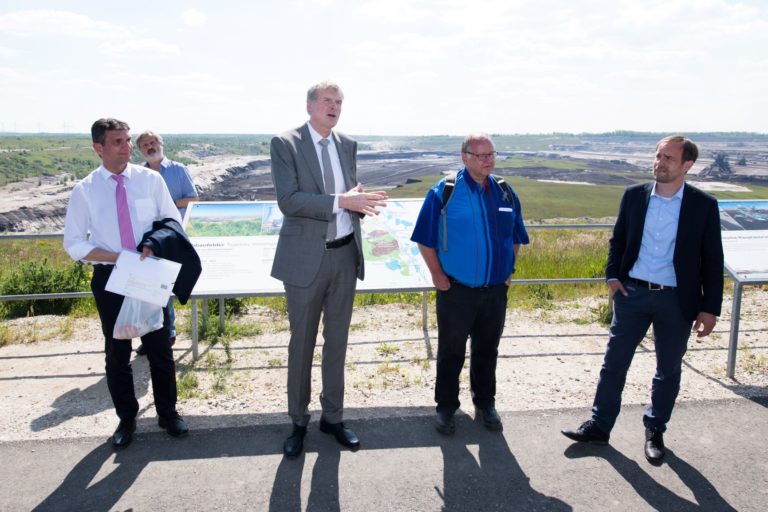 Letzter Haltepunkt: der Tagebau Vereinigtes Schleenhain. Im Bild: Landrat Henry Graichen, MIBRAG-Geschäftsführer Dr. Armin Eichholz, Prof. Dr. Berkner und Bastian Zimmer, Direktor Planung bei der MIBRAG