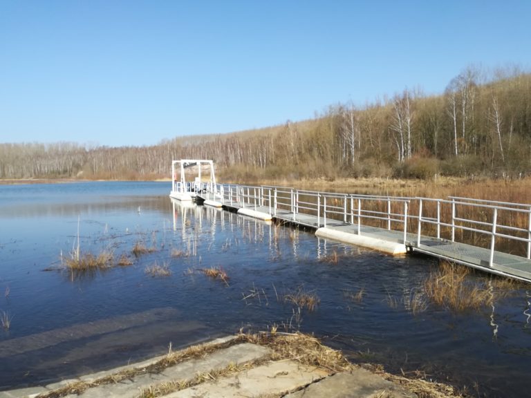 Pumpstation im Wasser mit Steg dahin