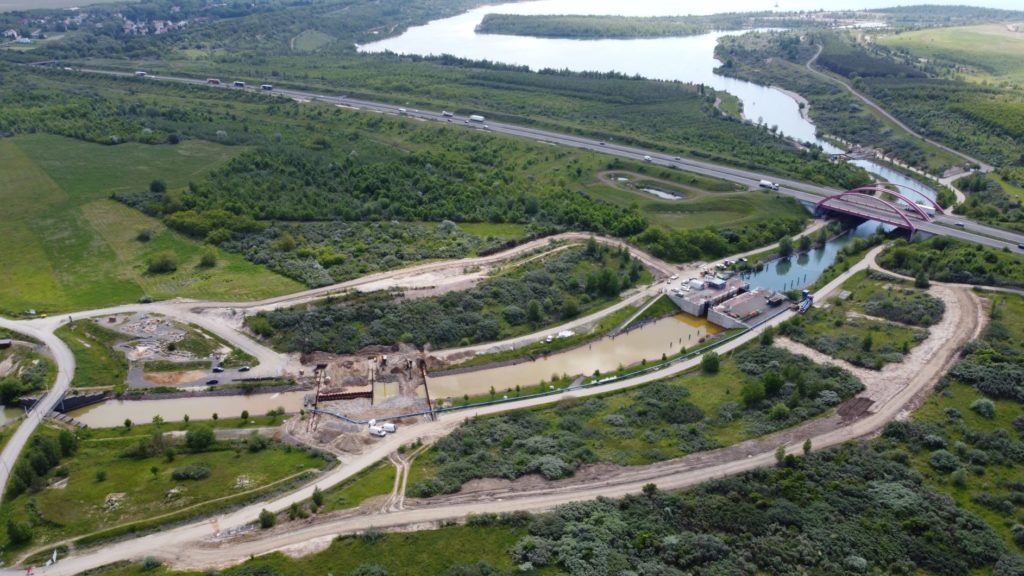 Luftaufnahme des Störmthaler Kanals mit beiden Querbauwerken, der Schleuse und der Brücke der A38