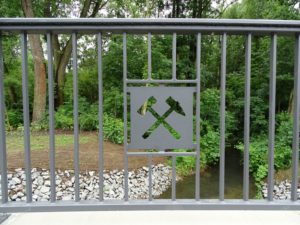 Detail im Brückengeländer, Hammer und Schlegel