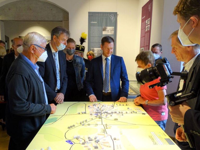 Michael Kretschmer beim Besuch der Ausstellung "Verlorene Orte" an einem der 3D-Modelle