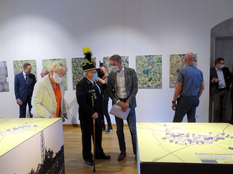 Besucher bei der Eröffnung der Ausstellung "Verlorene Orte" im Schloss Torgau
