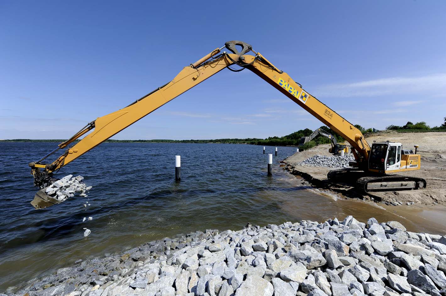 Arbeiten am Überleiter 12 im Lausitzer Seenland