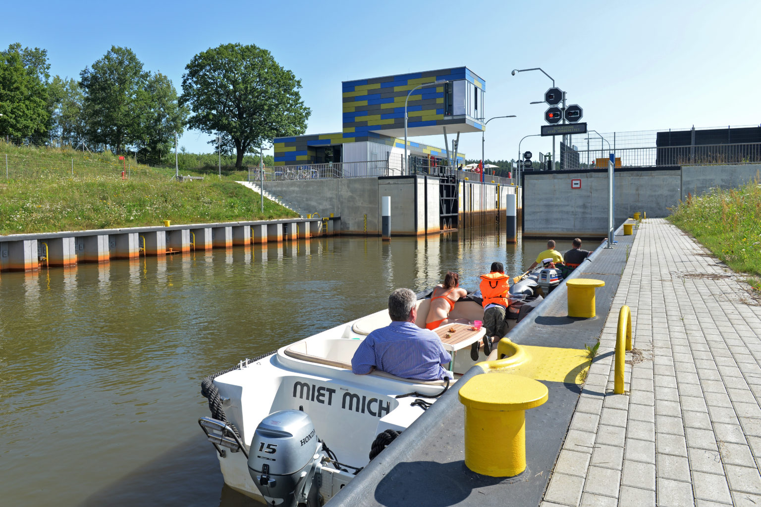 Bootstourismus an der Schleuse am Koschener Kanal