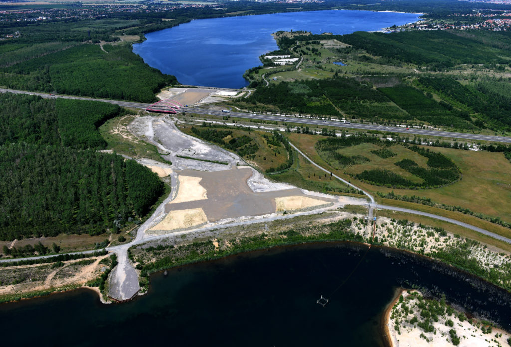 Entstehender Harthkanal zwischen Zwenkauer und Cospudener See