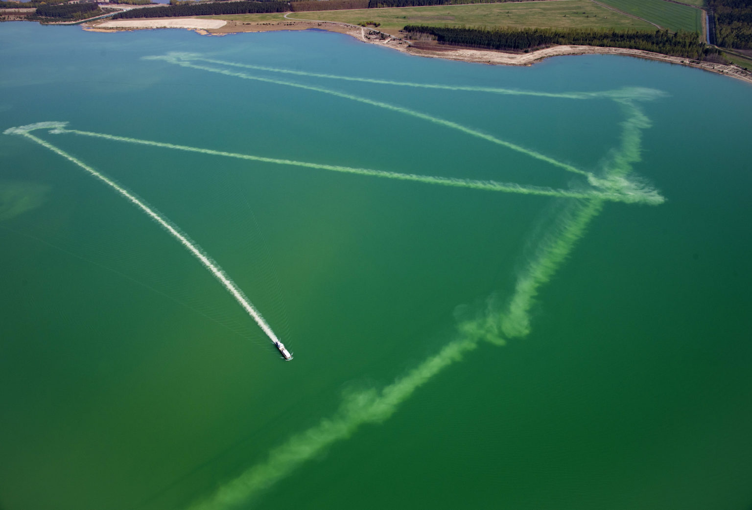 Das Sanierungsschiff Klara hinterlässt Kalkmilch-Spuren auf dem Partwitzer See