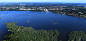 Senftenberger See und LMBV-Zentrale (rechts im Bild)