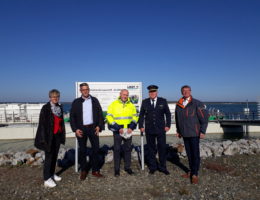 Die Delegation der LMBV und des Polizeipräsidenten vor der Einlassstelle der "Klara" am Partwitzer See.