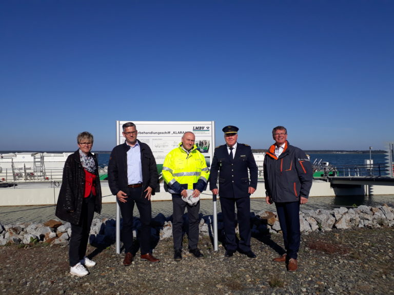 Die Delegation der LMBV und des Polizeipräsidenten vor der Einlassstelle der "Klara" am Partwitzer See.