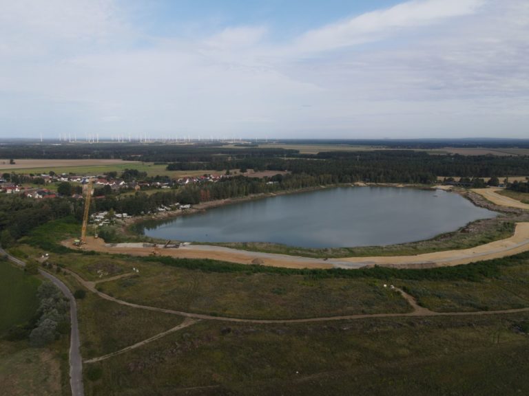 Blick von West nach Osten über den in Sanierung befindlichen Hindenberger See