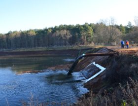 Sedimentationsbecken wird wieder befuellt Dez 2019 DSC 0119