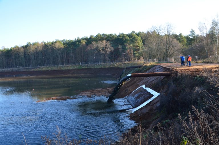 Sedimentationsbecken wird wieder befuellt Dez 2019 DSC 0119