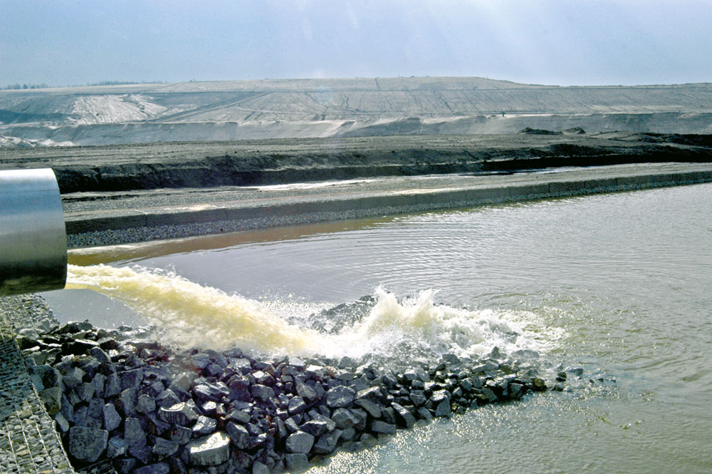 Beginn der Flutung des Tagebaurestlochs Meuro (2007)