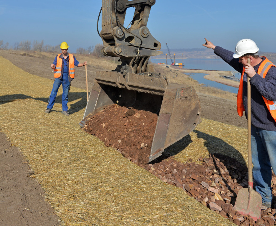 Steinschüttung am Entwässerungsgraben im Zuge der Sanierung der Südwestböschung des Tagebaurestlochs Braunsbedra (Geiseltalsee), 2014 (Foto: Ch. Bedeschinski)