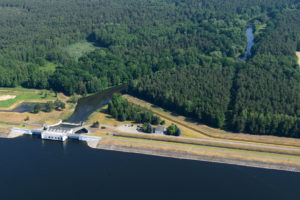 Talsperre Spremberg Staumauer mit Auslauf 20210617 SR 6593 klein