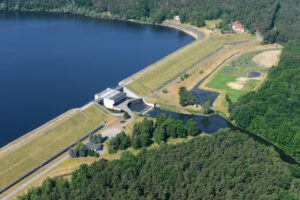 Talsperre Spremberg Staumauer mit Auslauf 20210617 SR 6604 klein