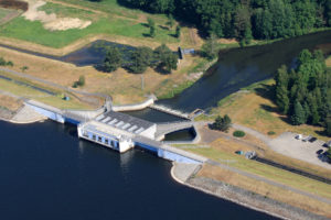 Talsperre Spremberg Staumauer mit Auslauf 20210617 SR 6604b klein
