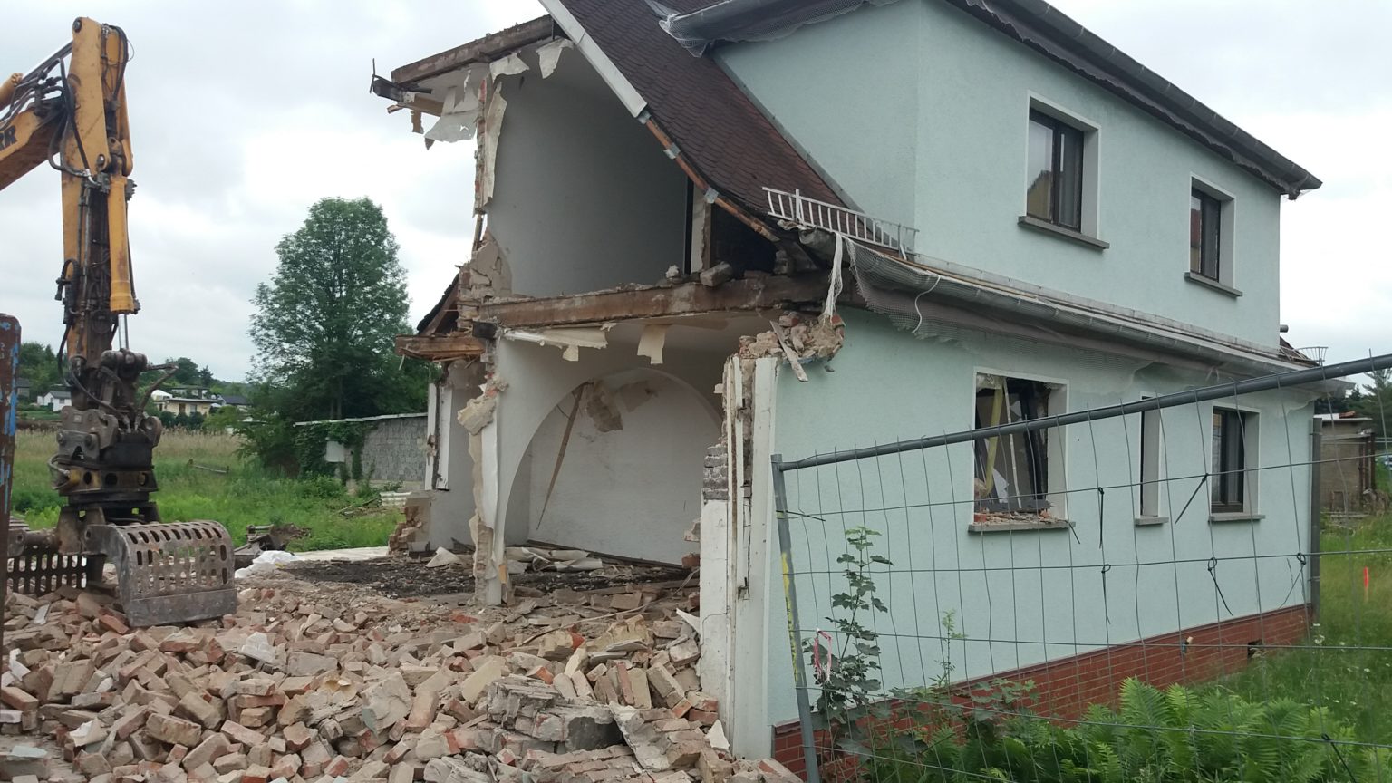 Abrissarbeiten an der Talstrasse 2-4, erster Babschnitt des Rückbaus in Schelditz Juni 2020 (Foto: LMBV)