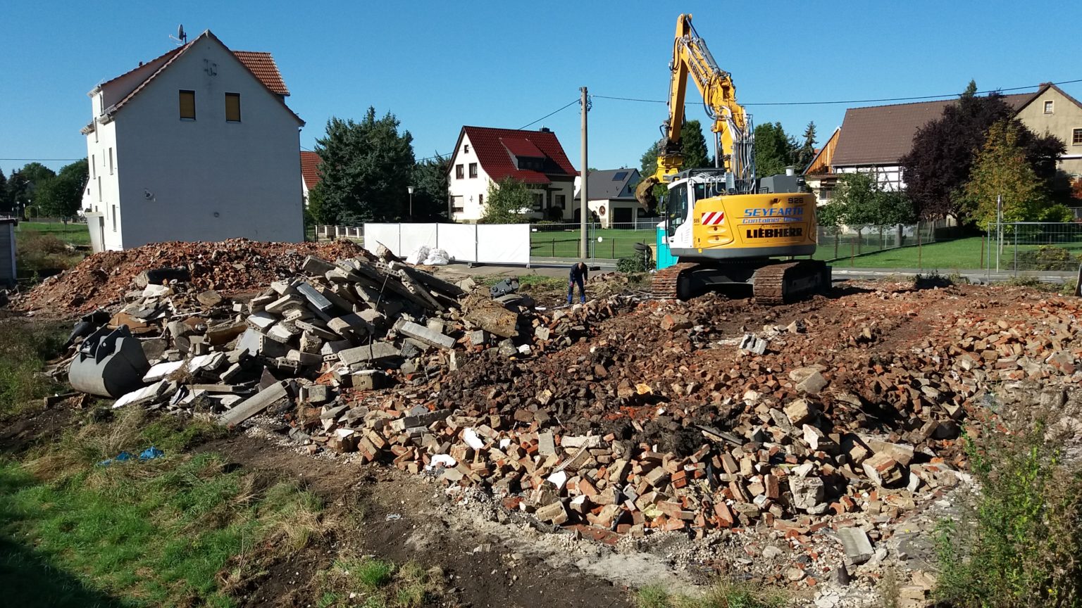 Abrissarbeiten an der Talstrasse 6-12, zweiter Babschnitt des Rückbaus in Schelditz, September 2020 (Foto: LMBV)