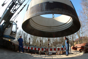 Schneidring für Horizontalfilterbrunnen in Senftenbergs Badstraße wird gesetzt
