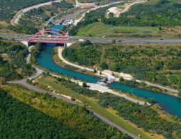 Störmthaler Kanal mit Sicherungsbauwerken aus südöstlicher Richtung im September 2021 (Foto: LMBV/Christian Bedeschinski)