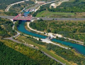 Störmthaler Kanal mit Sicherungsbauwerken aus südöstlicher Richtung im September 2021 (Foto: LMBV/Christian Bedeschinski)