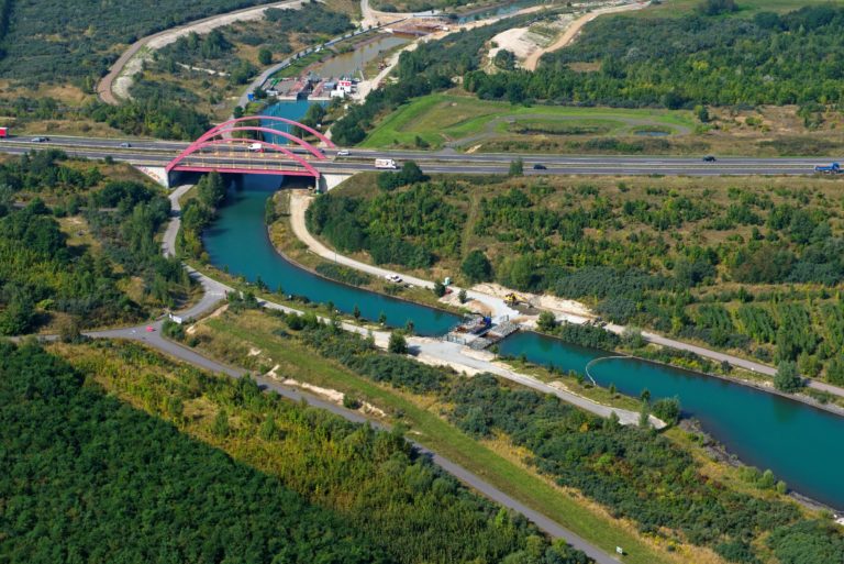 Störmthaler Kanal mit Sicherungsbauwerken aus südöstlicher Richtung im September 2021 (Foto: LMBV/Christian Bedeschinski)