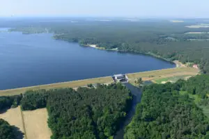 Talsperre Spremberg Staumauer mit Auslauf 20210617 SR 6615