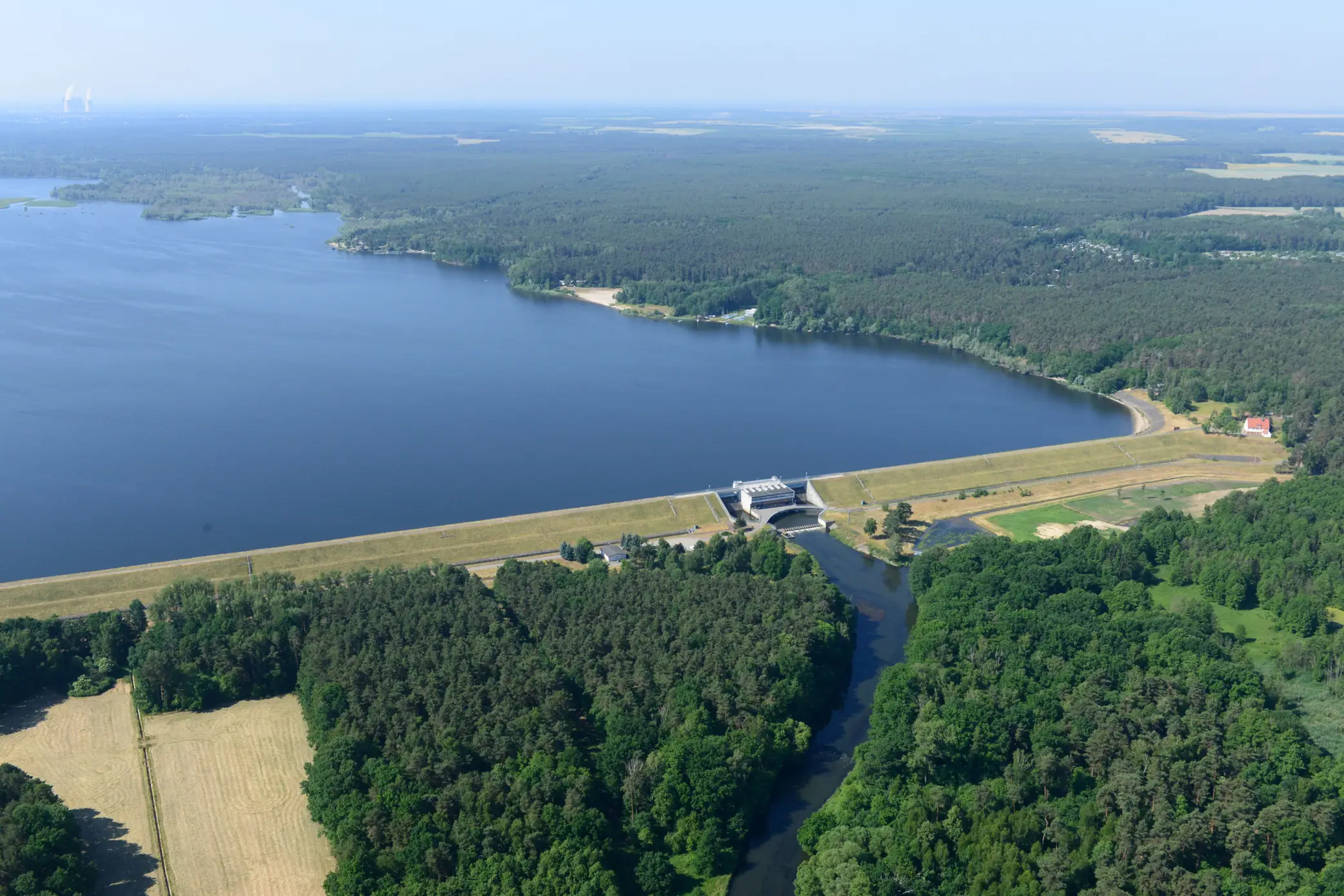 Talsperre Spremberg Staumauer mit Auslauf 20210617 SR 6615 scaled