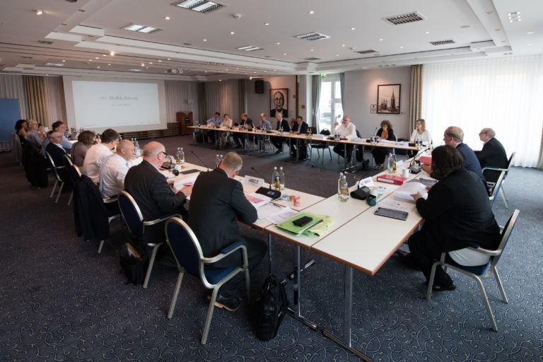 U-förmige Tafel mit vielen Menschen