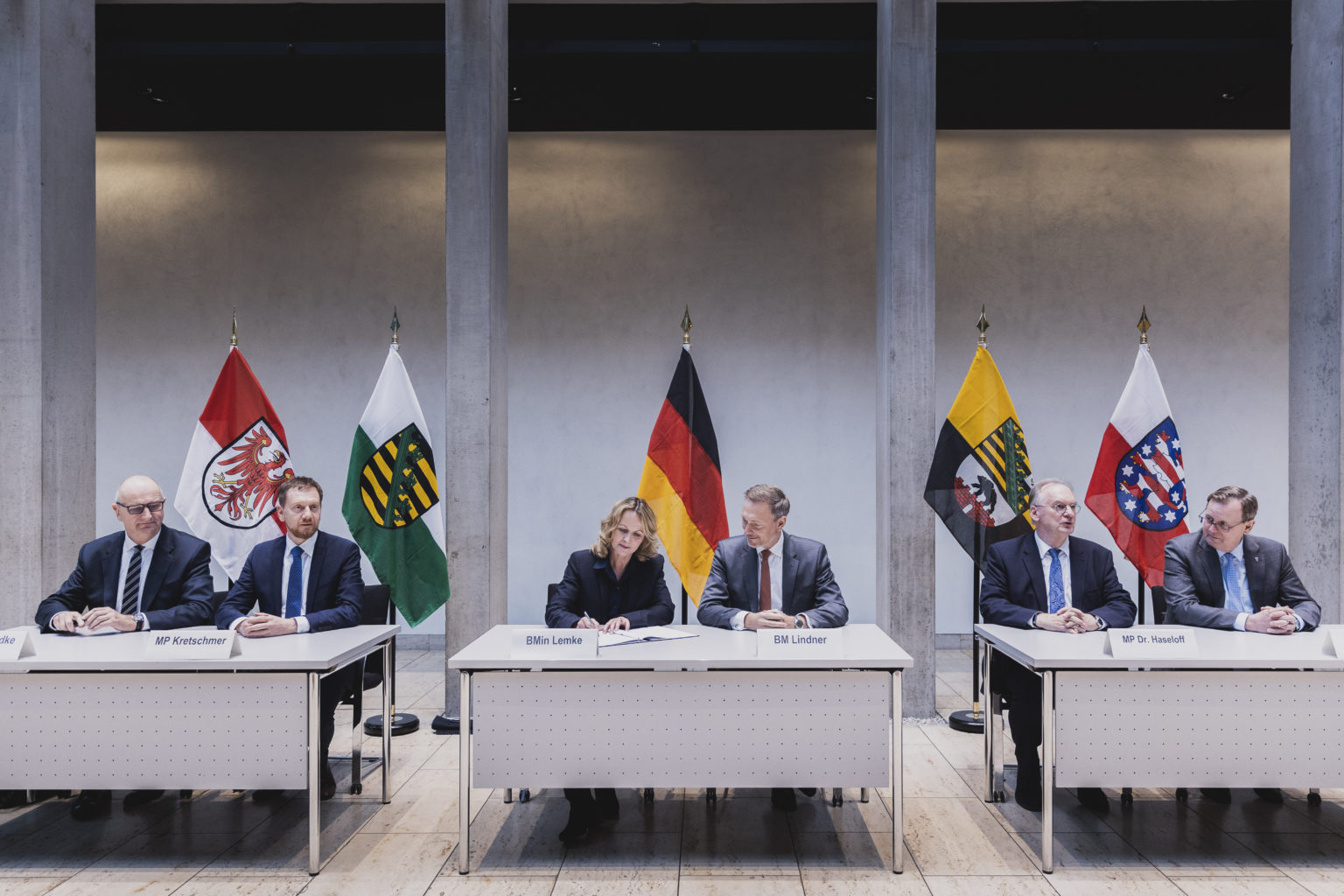 (L-R) Dietmar Woidke, SPD, Ministerpraesident von Brandenburg, Michael Kretschmer, Ministerpraesident von Sachsen, Steffi Lemke (Buendnis 90/Die Gruenen), Bundesministerin fuer Umwelt, Naturschutz, nukleare Sicherheit und Verbraucherschutz, Christian Lindner (FDP), Bundesminister der Finanzen, Reiner Haseloff, CDU, Ministerpraesident von Sachsen-Anhalt, unf Bodo Ramelow, Die Linke, Ministerpraesident von Thueringen, aufgenommen im Rahmen der Vertragsunterzeichnung zur Braunkohlesanierung in der Landesvertretung Brandenburg in Berlin, 08.12.2022.