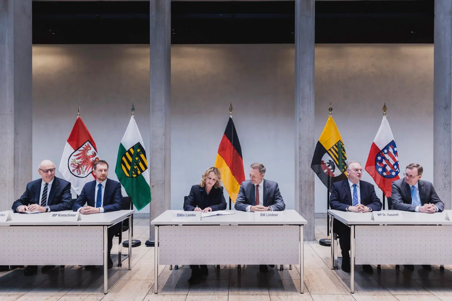 (L-R) Dietmar Woidke, SPD, Ministerpraesident von Brandenburg, Michael Kretschmer, Ministerpraesident von Sachsen, Steffi Lemke (Buendnis 90/Die Gruenen), Bundesministerin fuer Umwelt, Naturschutz, nukleare Sicherheit und Verbraucherschutz, Christian Lindner (FDP), Bundesminister der Finanzen, Reiner Haseloff, CDU, Ministerpraesident von Sachsen-Anhalt, unf Bodo Ramelow, Die Linke, Ministerpraesident von Thueringen, aufgenommen im Rahmen der Vertragsunterzeichnung zur Braunkohlesanierung in der Landesvertretung Brandenburg in Berlin, 08.12.2022.