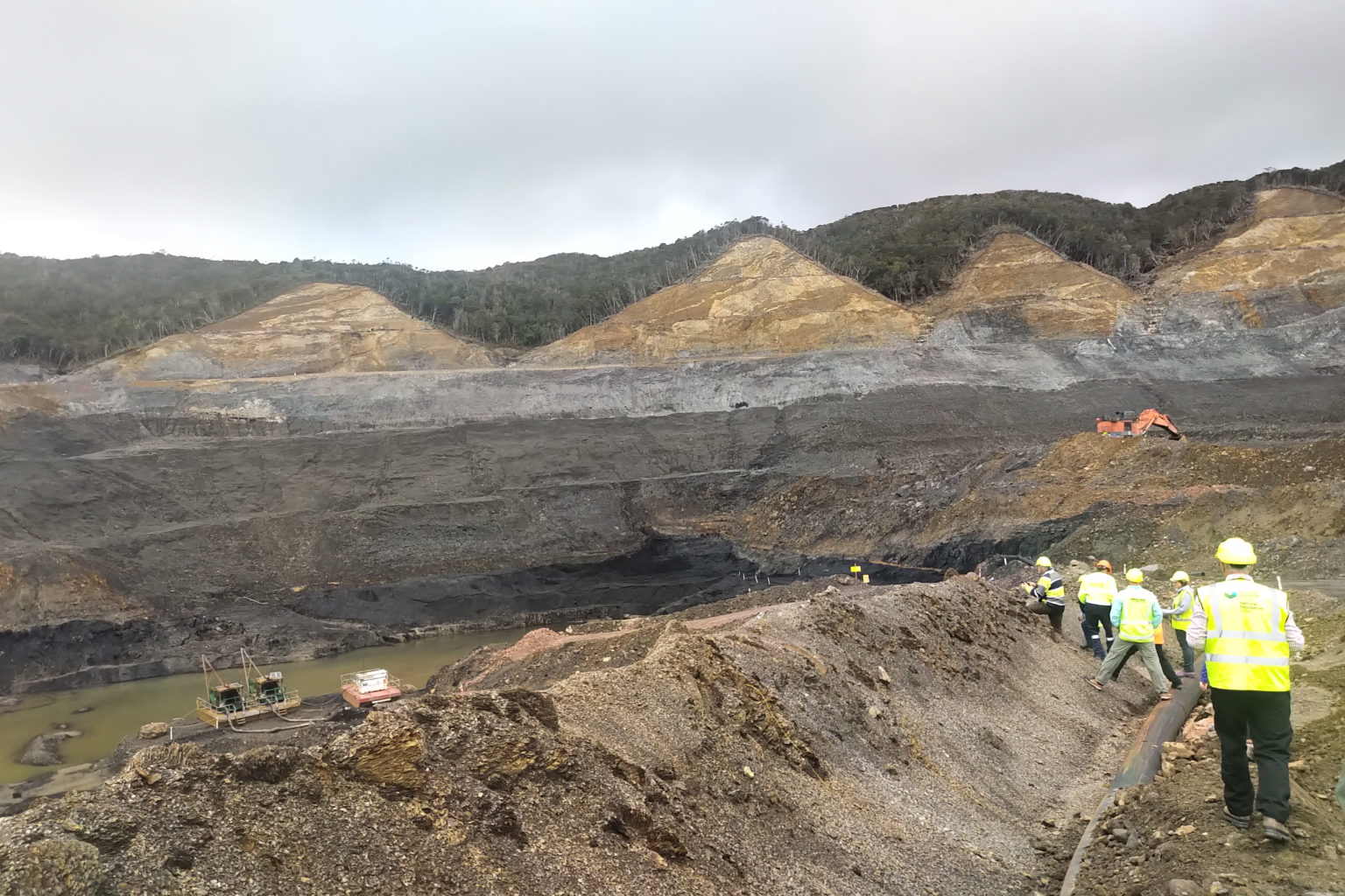 Gelände der Stockton Coal Mine - interessierte IMWA-Besucher vor Ort