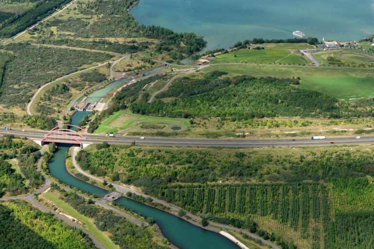 Stoermthaler Kanal mit Fußgängerbrücke, unterem Querbauwerk, Schleuse, Autobahnbrücke und oberem Querbauwerk, Foto: Christian Kortüm, 2023