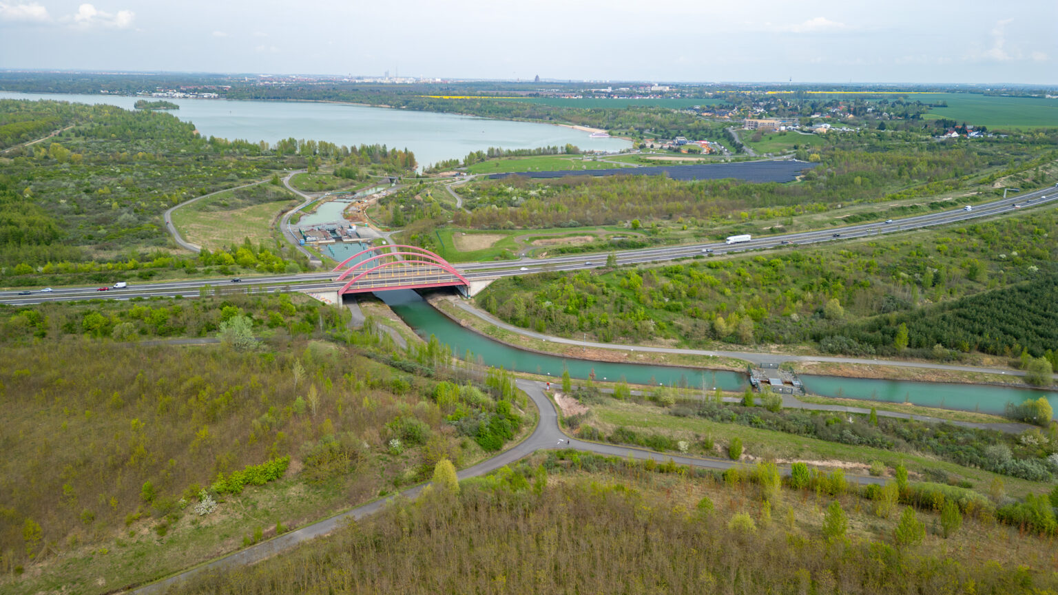 Oberes Querbauwerk und Autobahnbrücke
