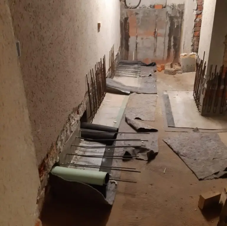 Abschnittsweise Unterfahrung der tragenden Wände zur flächigen Verlegung der Abdichtungsfolie.