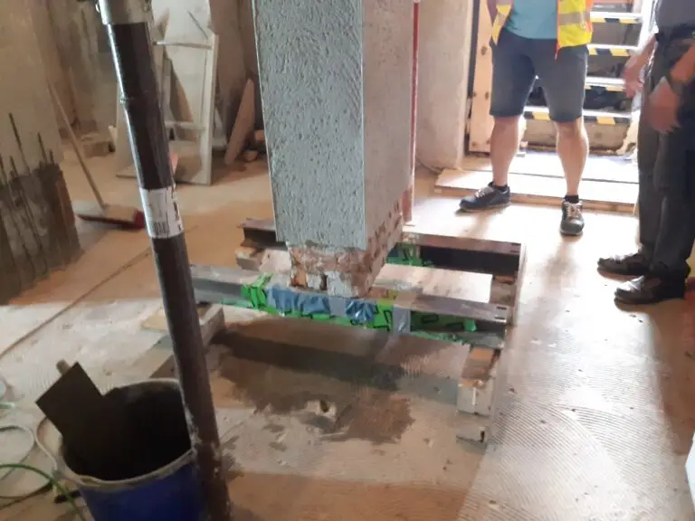 Unterfangung der Stützpfeiler mit Stahlträgerkonstruktion.