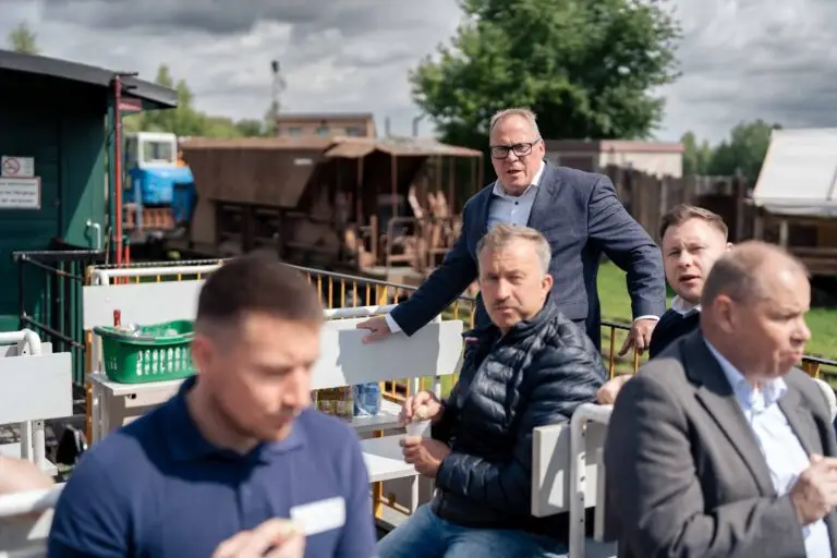 In Haselbach gab es neben einem kleinen eine Erklärungen und herzliche Dankesworte an den Kohlebahnverein und die LMBV. Hier spricht Jörg Zetzsche, Bürgermeister von Regis-Breitingen verteilt wurden.