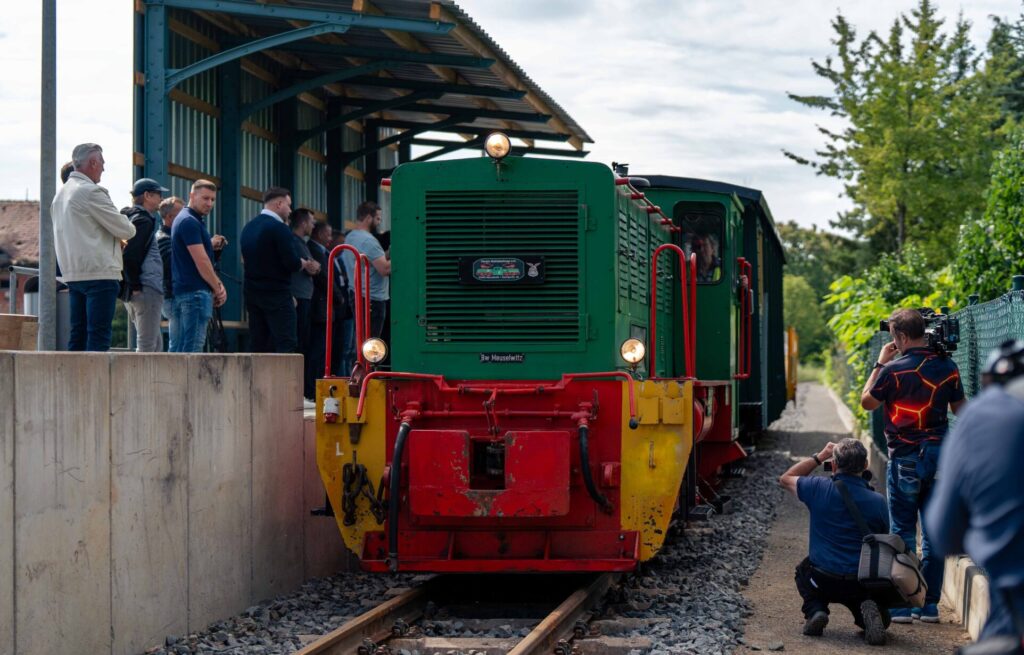 Vertreter aus Politik, Ämtern und Behörden verfolgten die Einfahrt der Kohlebahn und das Rangieren der Lok über die neuen Gleise