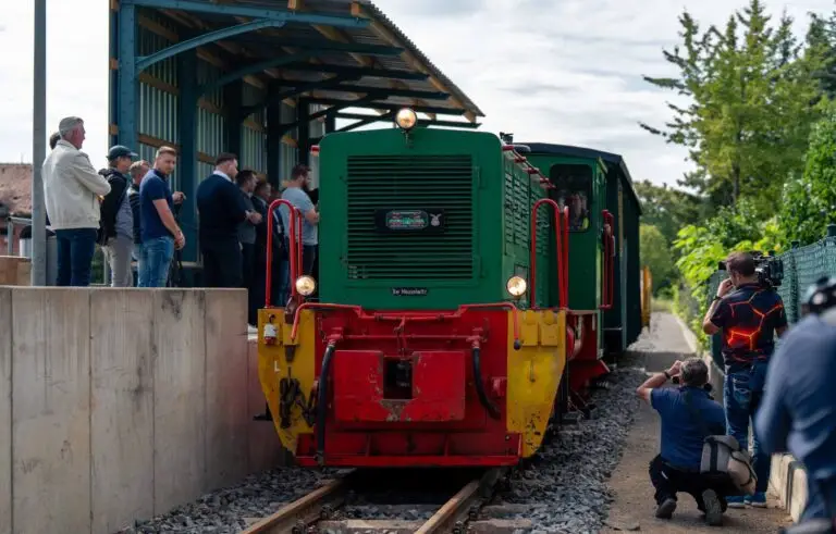 Vertreter aus Politik, Ämtern und Behörden verfolgten die Einfahrt der Kohlebahn und das Rangieren der Lok über die neuen Gleise